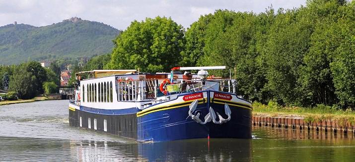 La Gabarra "Le Panache" navegando por el Canal de la Marne au Rhin CRUCEROS FLUVIALES CANALES DE FRANCIA LA PANACHE CRUCEROS FLUVIALES DE LUJO ALSACIA LORENA